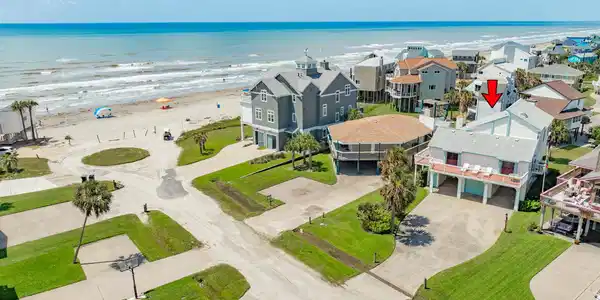 Image 3: Third row beachside home in Pirates beach