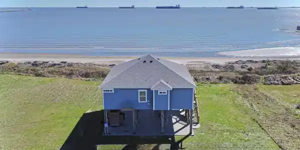 Image 3: Buyouts on Both Sides give extra space and privacy