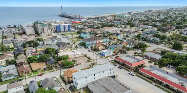 Image 3: Close proximity to beach/Pleasure pier