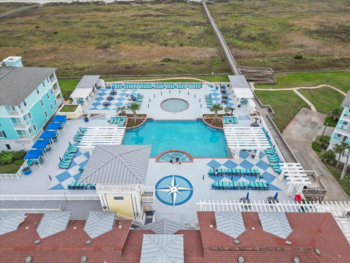 Image 2: Resort pool & fitness center
