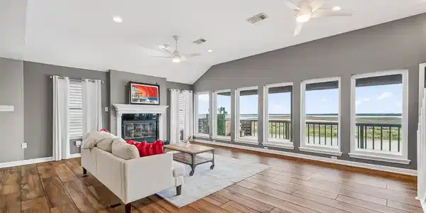 Image 2: WALL OF WINDOWS- great natural light in the open c