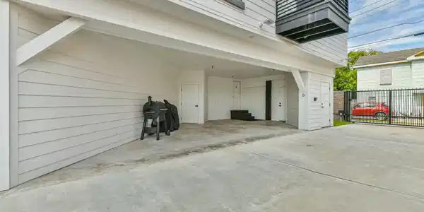 Image 3: Private parking