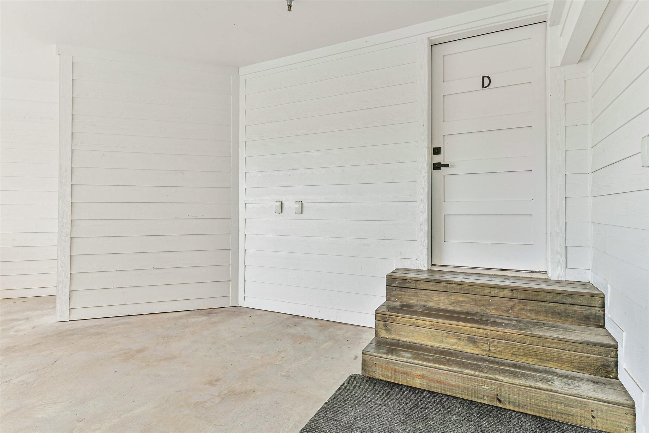 Image 4: Entry along with extra storage