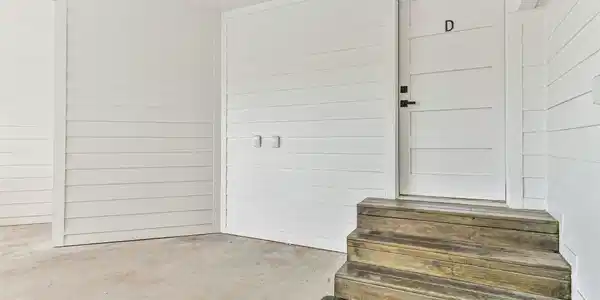 Image 4: Entry along with extra storage