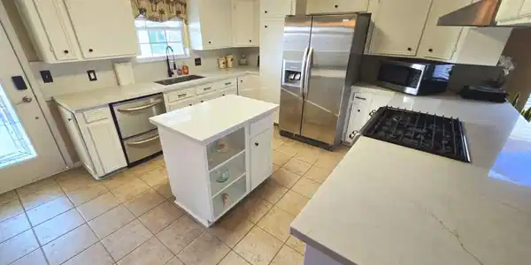 Image 2: Fresh new quartz countertops, deep stainless steel