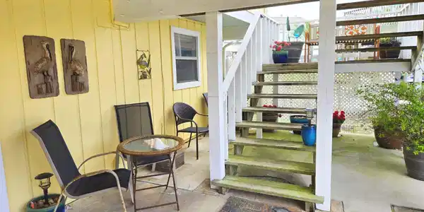 Image 4: All decor included