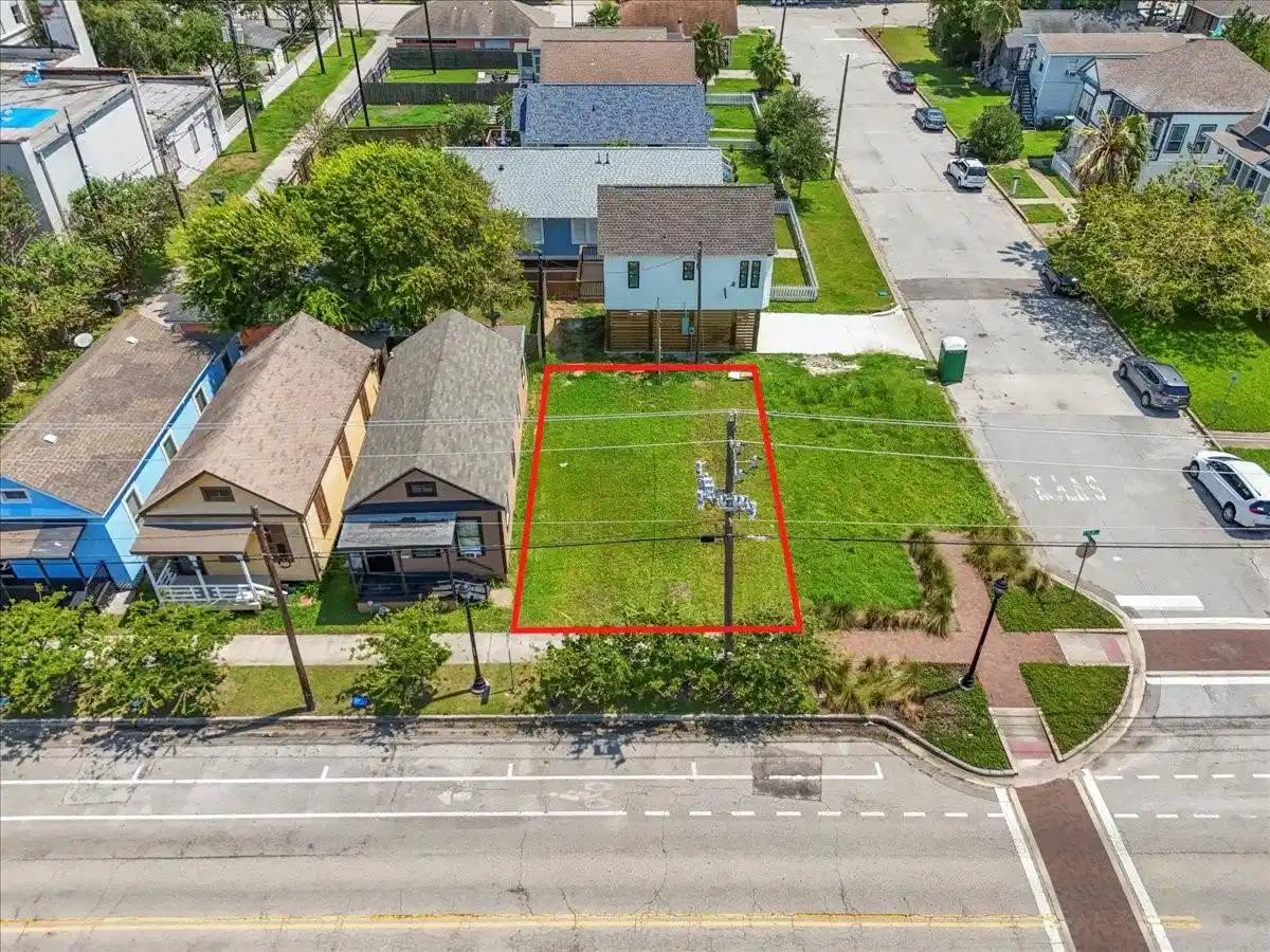 Image 1: 1320 27th is ready to build on!