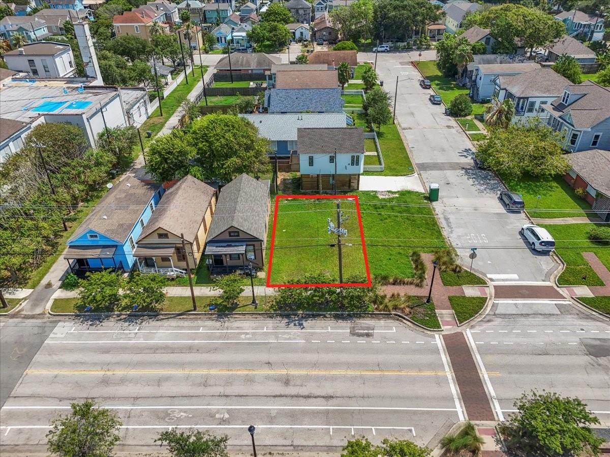 Image 3: Prime location on a newly updated street in the he