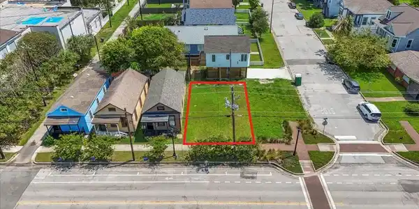 Image 3: Prime location on a newly updated street in the he