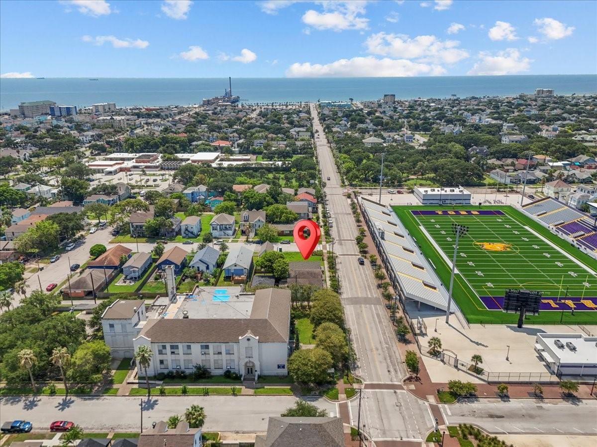 Image 4: walking distance to the beach, Mardi Gras parade r