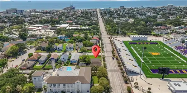 Image 4: walking distance to the beach, Mardi Gras parade r