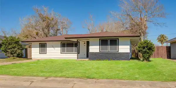 1530 W 10th Street