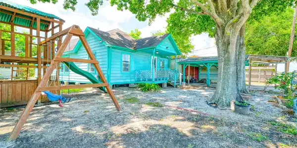 Image 3: safe front yard and playground with lots of shade