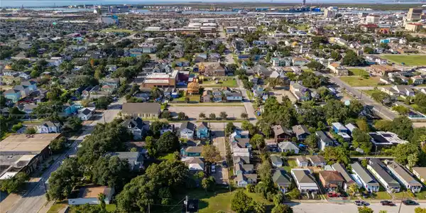 Image 4: See the property's position within the neighborhoo