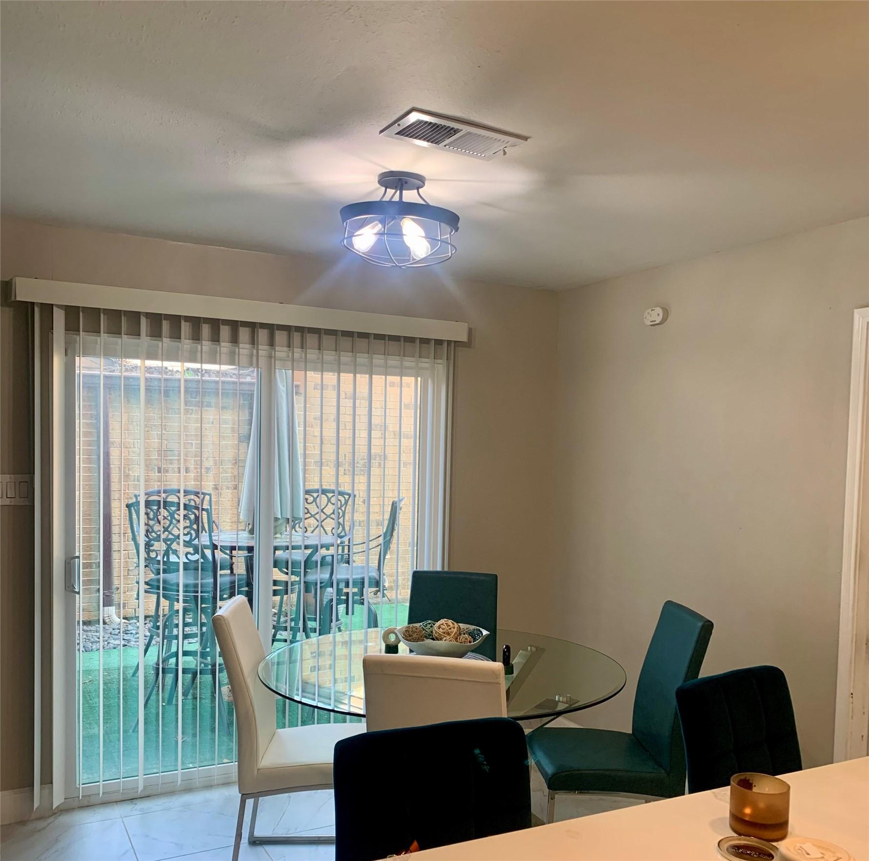 Image 3: Breakfast area is open to the lovely patio making