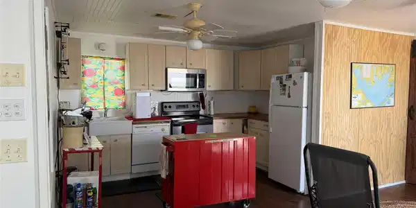 Image 4: Kitchen Area