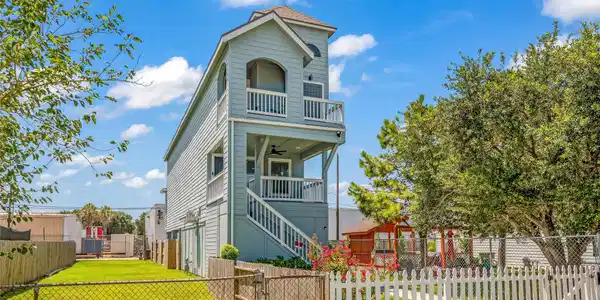 Image 2: Property to the left is available at a seperate co