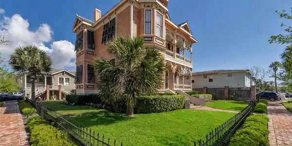 Image 3: Positioned on a spacious corner lot, the property