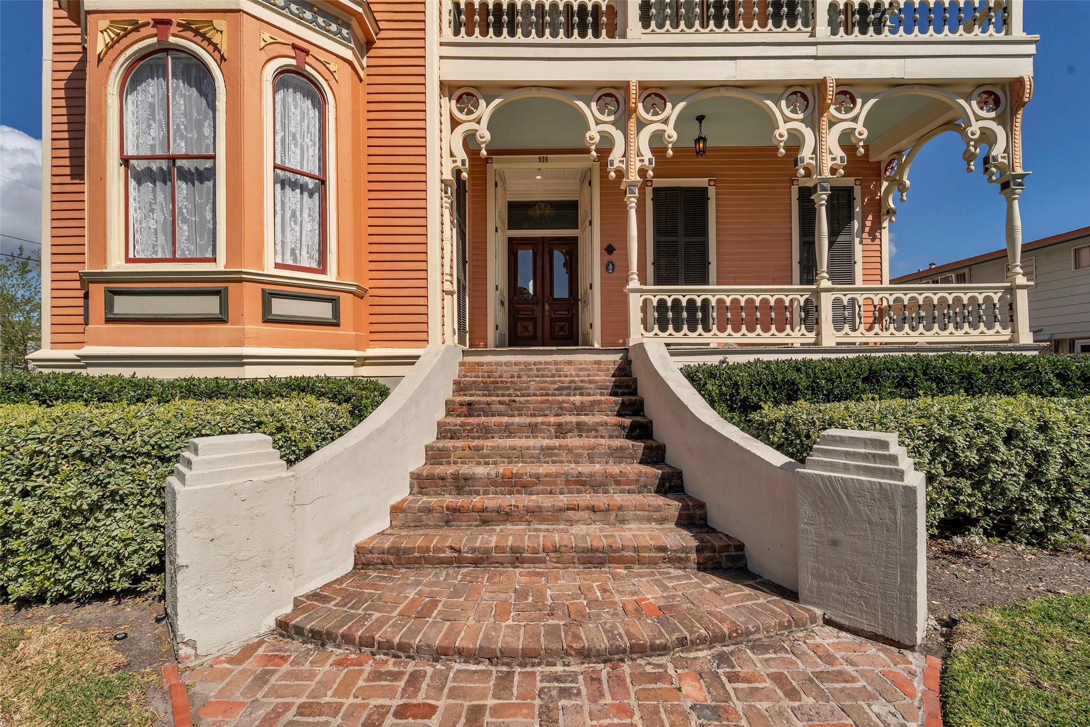 Image 4: A grand approach welcomes you and your guests to t