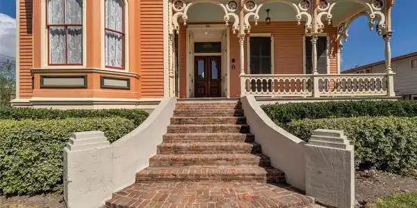 Image 4: A grand approach welcomes you and your guests to t