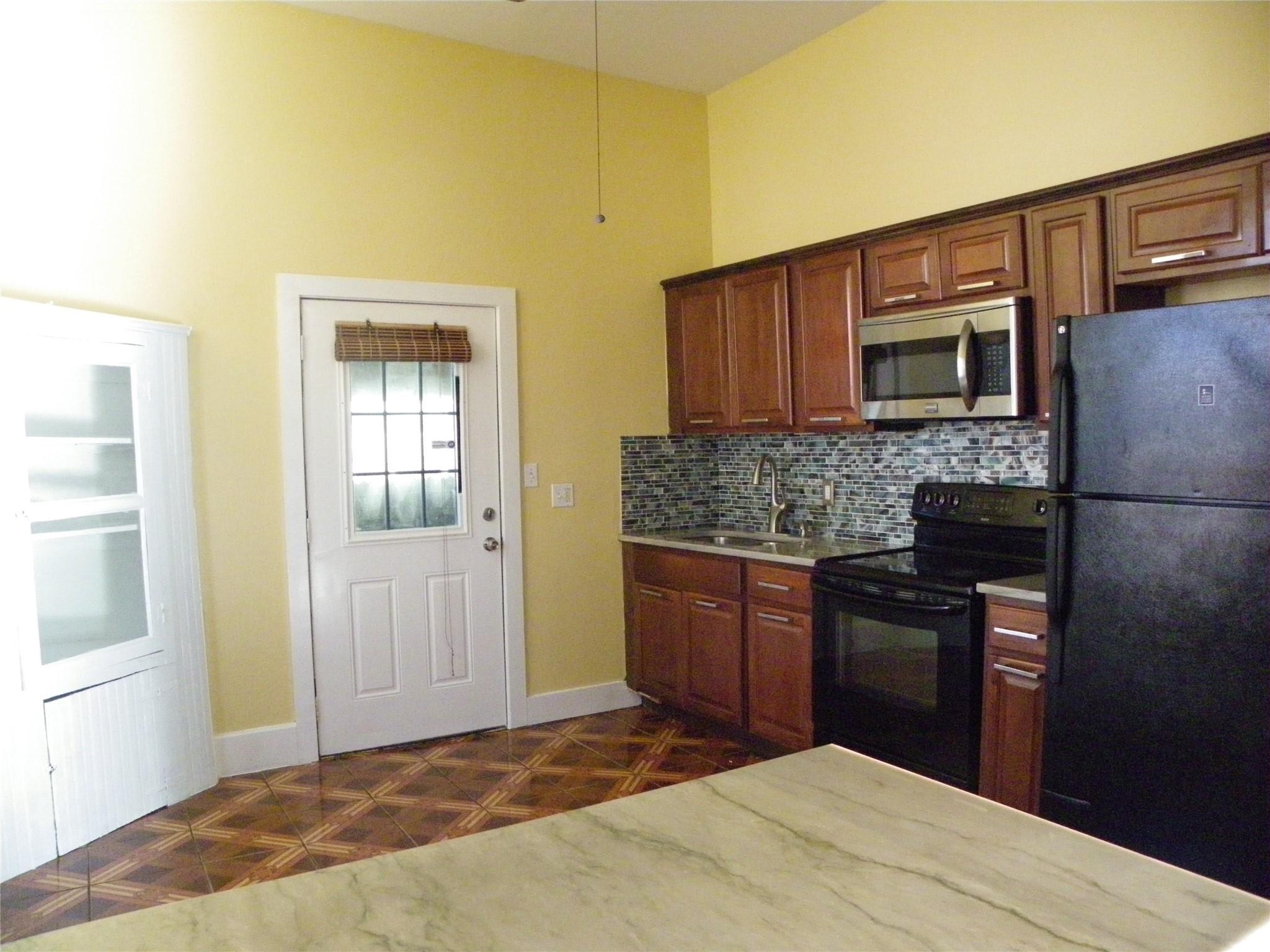 Image 4: Kitchen