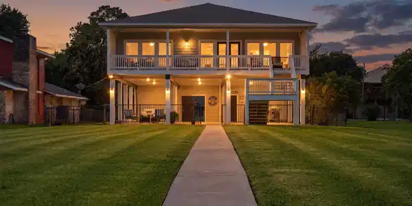 Image 4: A grand estate designed to welcome you home in sty