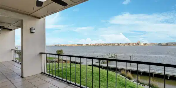 401 Lakeside Lane