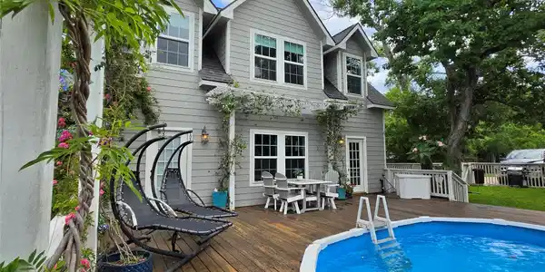 Image 4: Come take a dip! What an amazing setting for summe