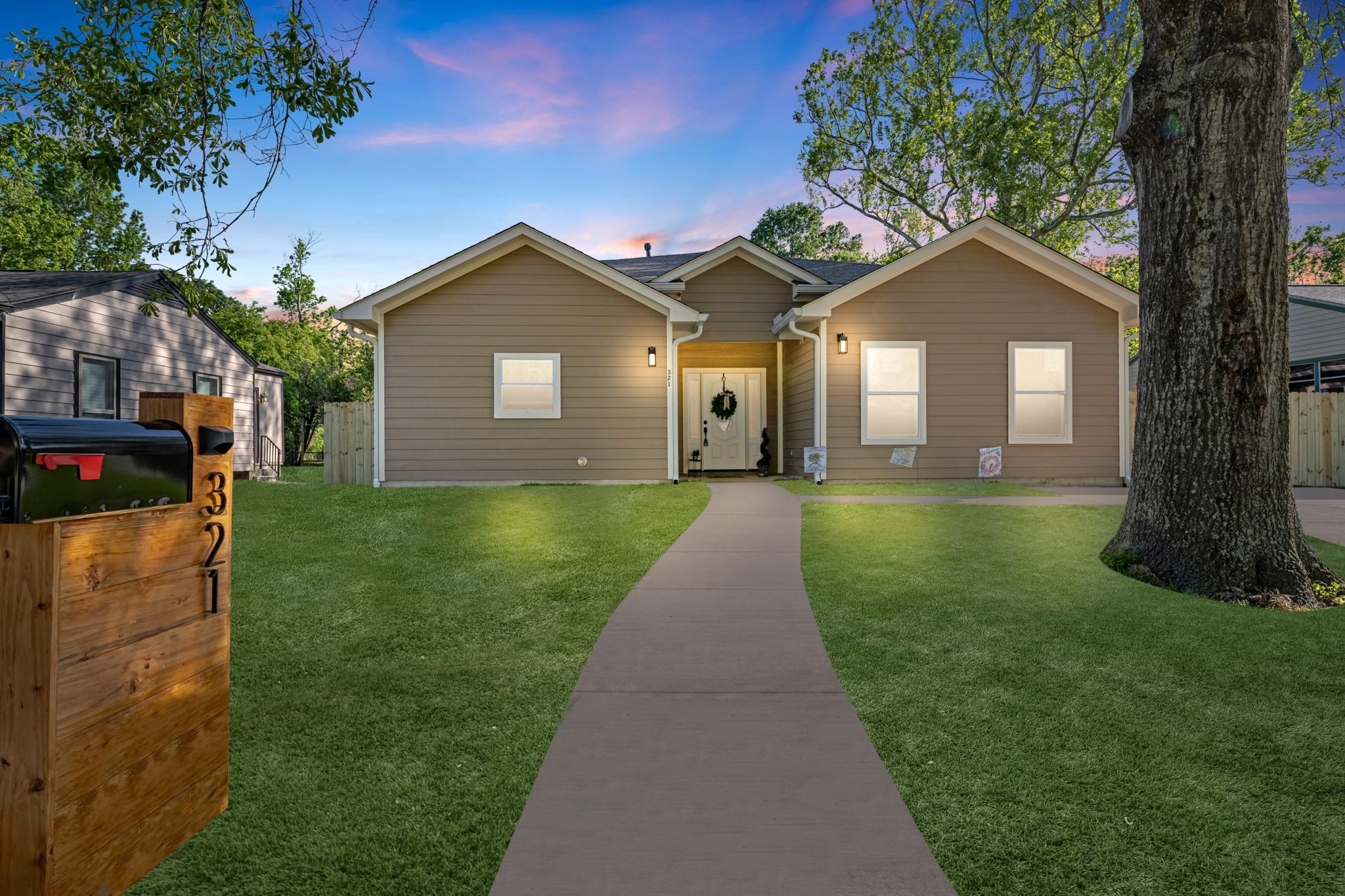 Image 2: New construction home waiting for its new owners.