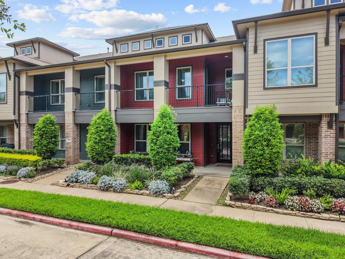 Image 2: Stunning, impeccably maintained 3-story modern tow