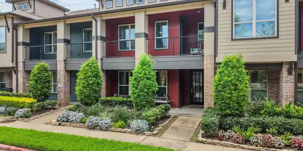Image 2: Stunning, impeccably maintained 3-story modern tow