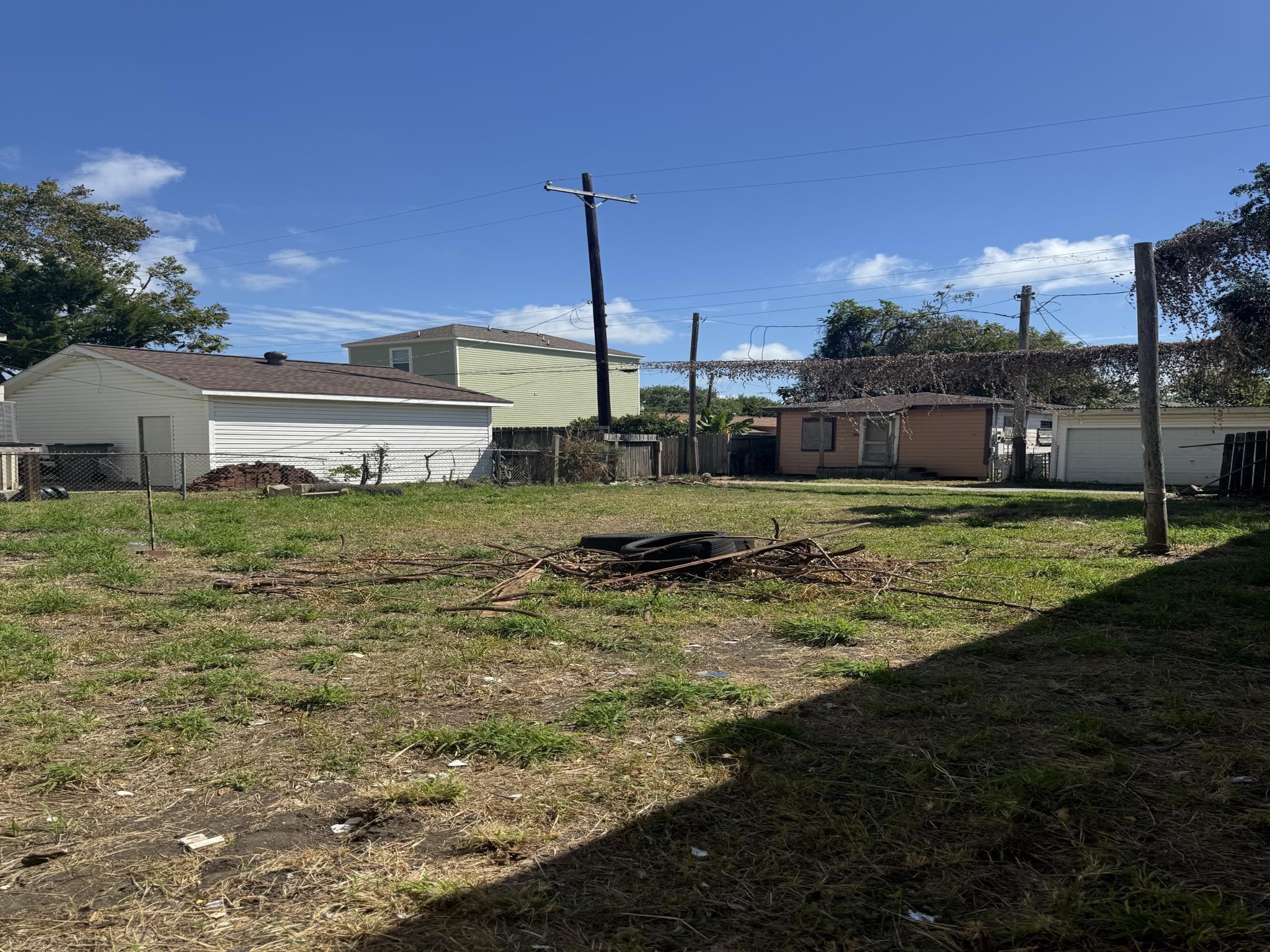 Image 4: oversized yard