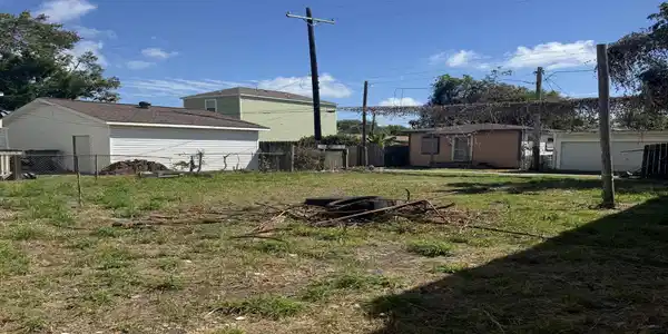 Image 4: oversized yard