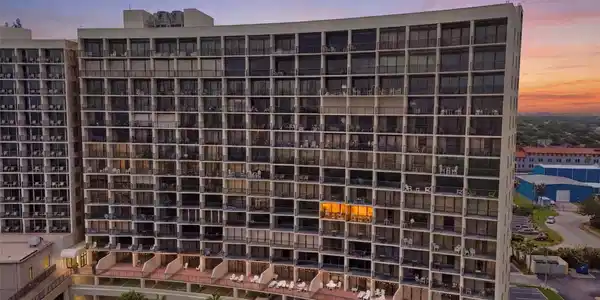 Image 4: This desirable 7th-floor residence is perfectly po