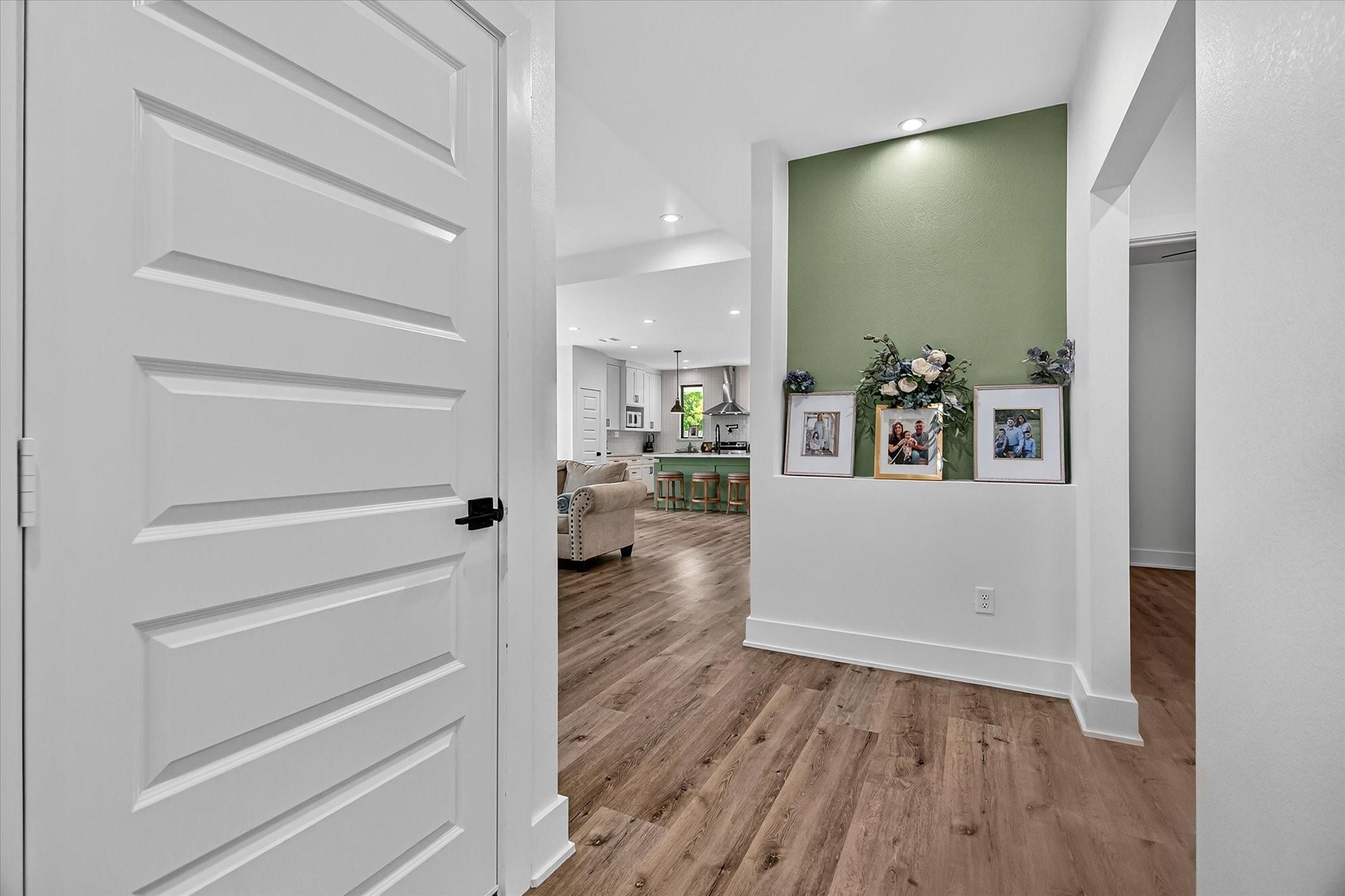 Image 3: Inviting entry