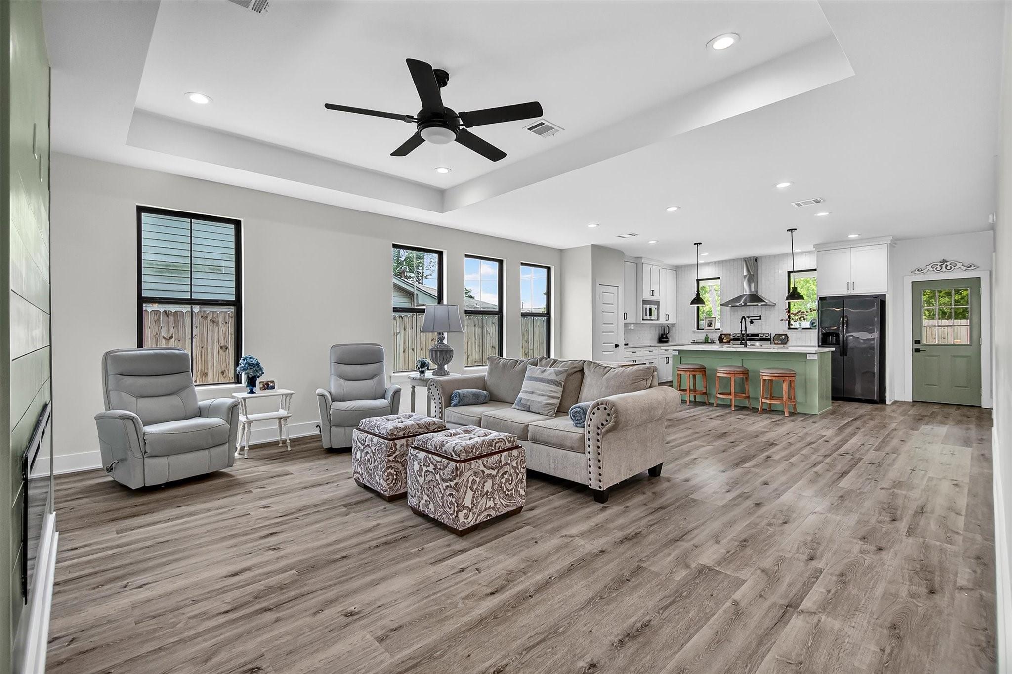 Image 4: Spacious living room