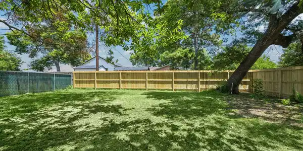 Image 3: Spacious backyard with NEW fencing!