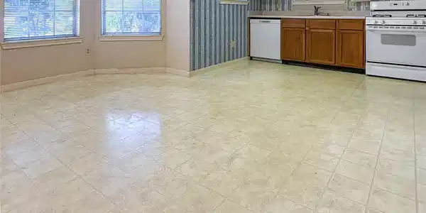 Image 3: kitchen and breakfast area