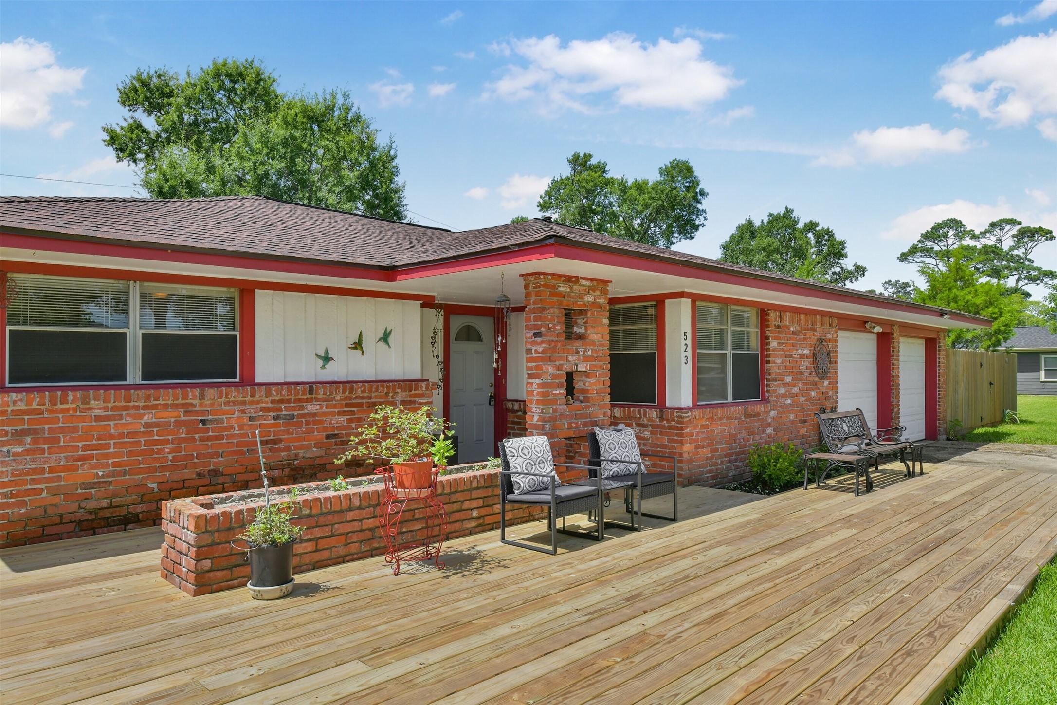 Image 2: Sit on the front porch and enjoy the seabreeze