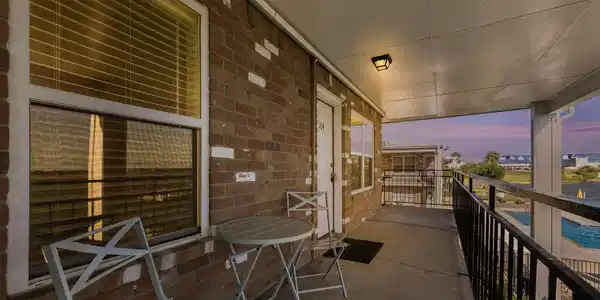 Image 3: Enjoy the peace and serenity of waterfront living