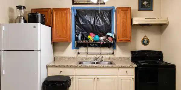 Image 4: Enjoy a functional kitchen with ample cabinet stor
