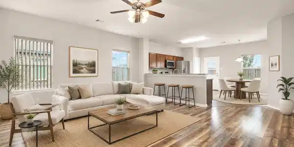 Image 4: Beautiful Open Living