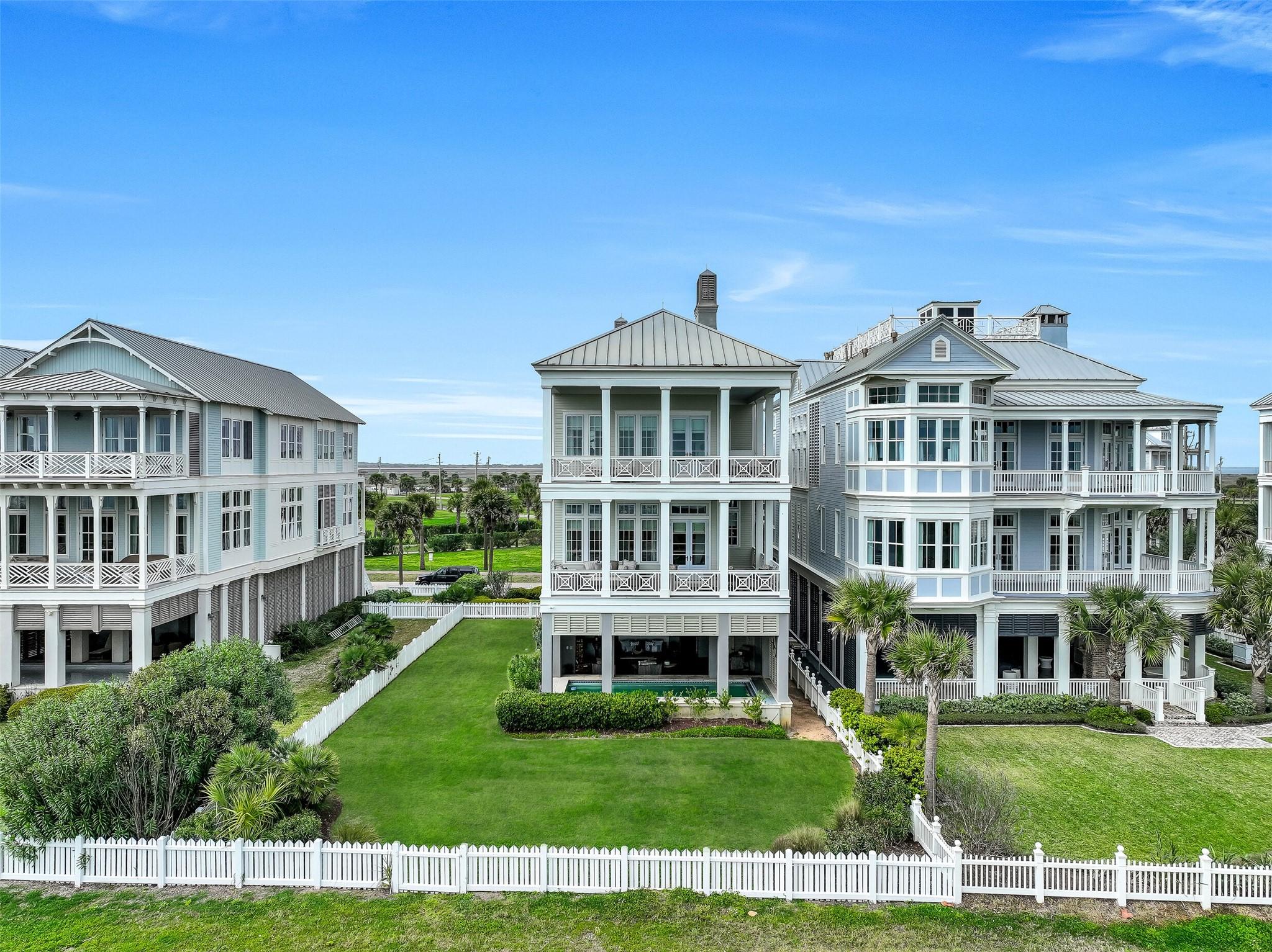 Image 2: Situated on 3 prime beachfront lots allowing for s