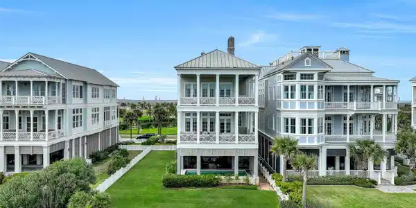 Image 2: Situated on 3 prime beachfront lots allowing for s