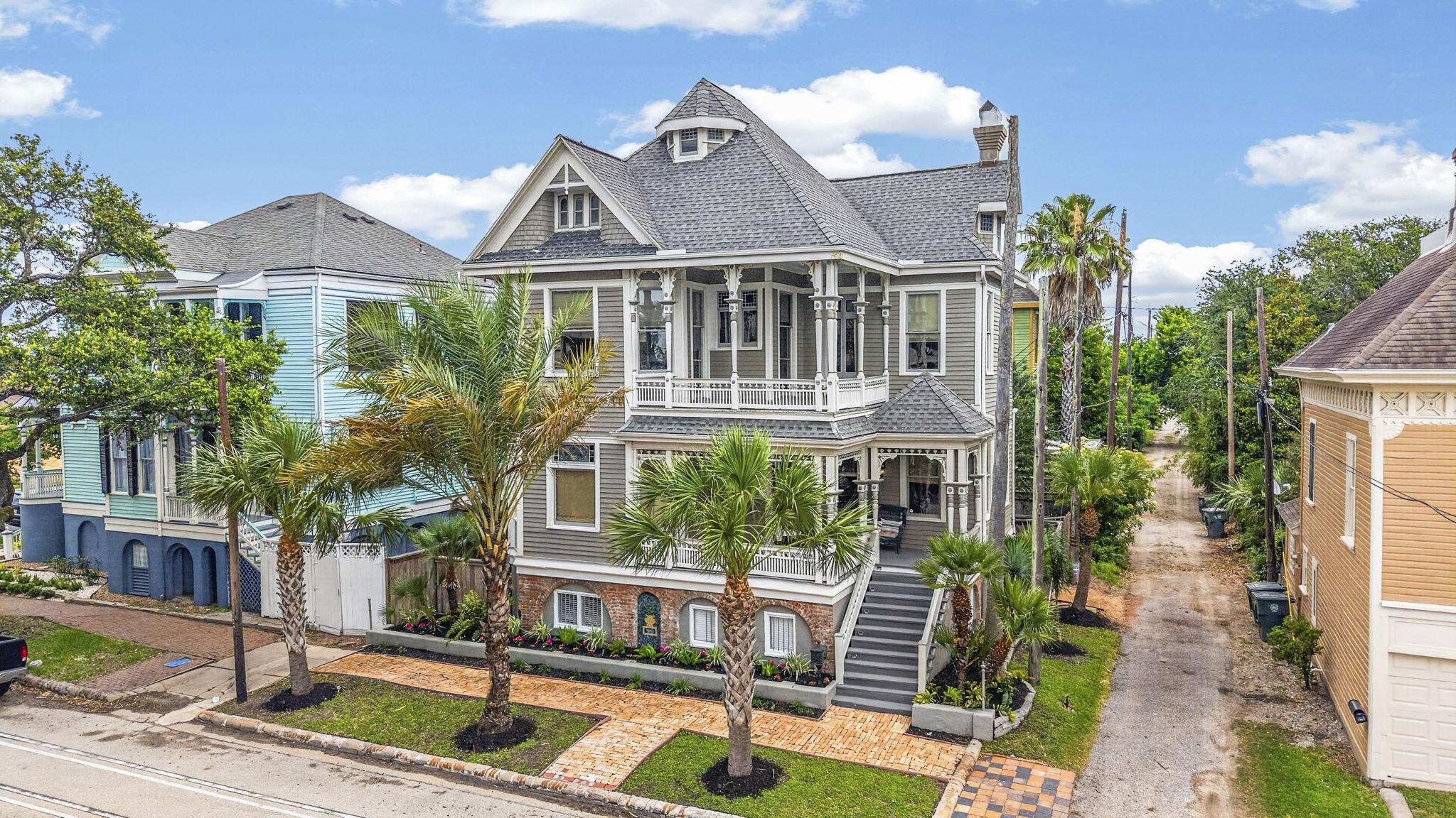 Image 1: Beautifully preserved Victorian in Galveston&rsquo;s Eas
