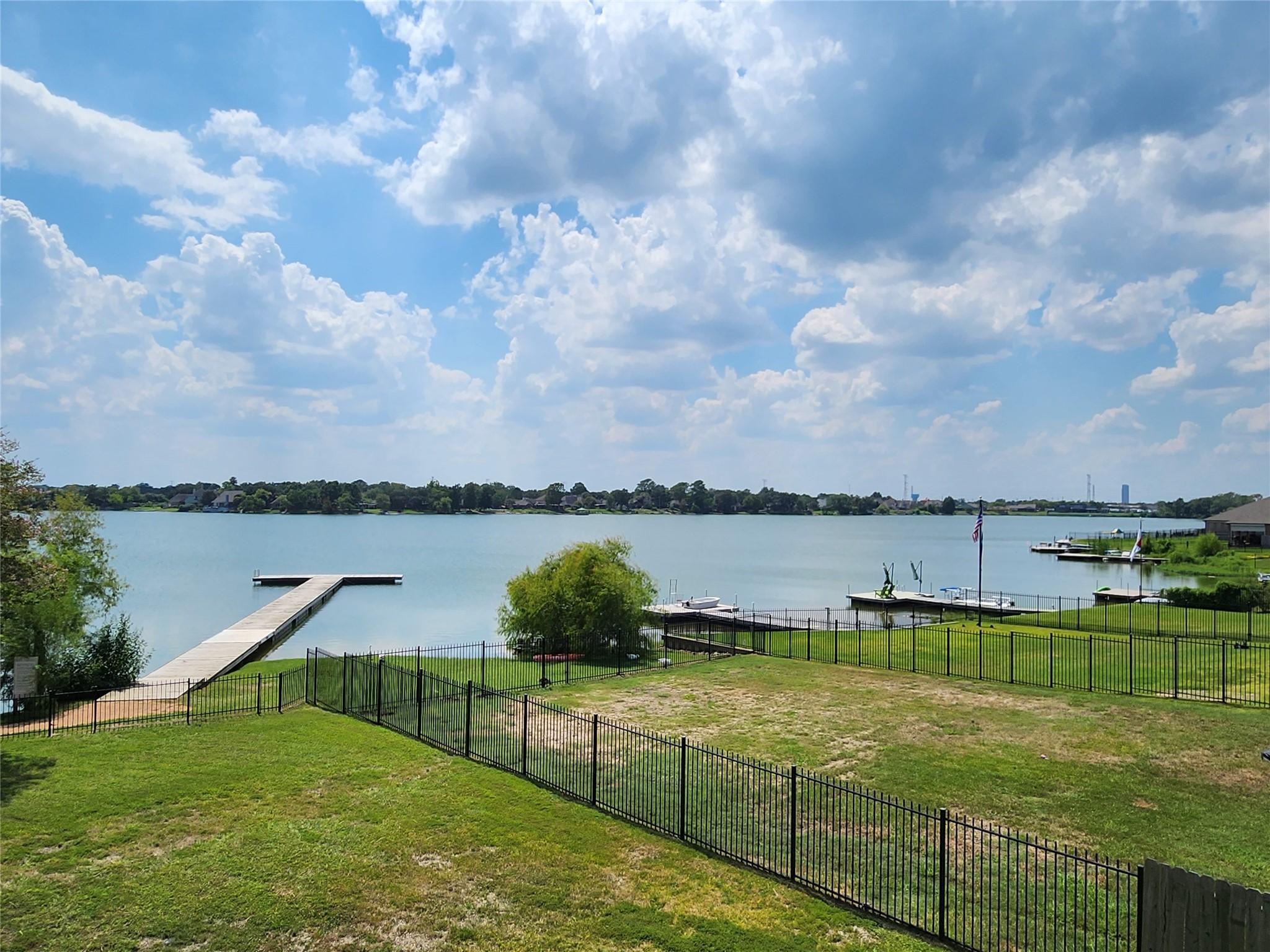 Image 4: Lake Mija is a fresh water lake with fishing pier
