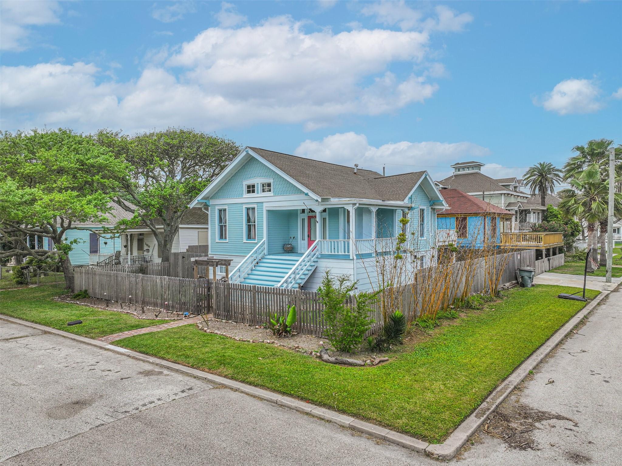 Image 2: Great corner lot
