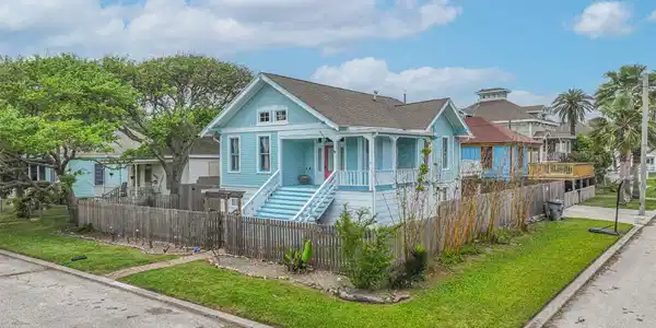 Image 2: Great corner lot