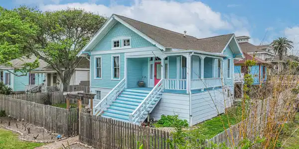 Image 3: Beautiful raised island home.