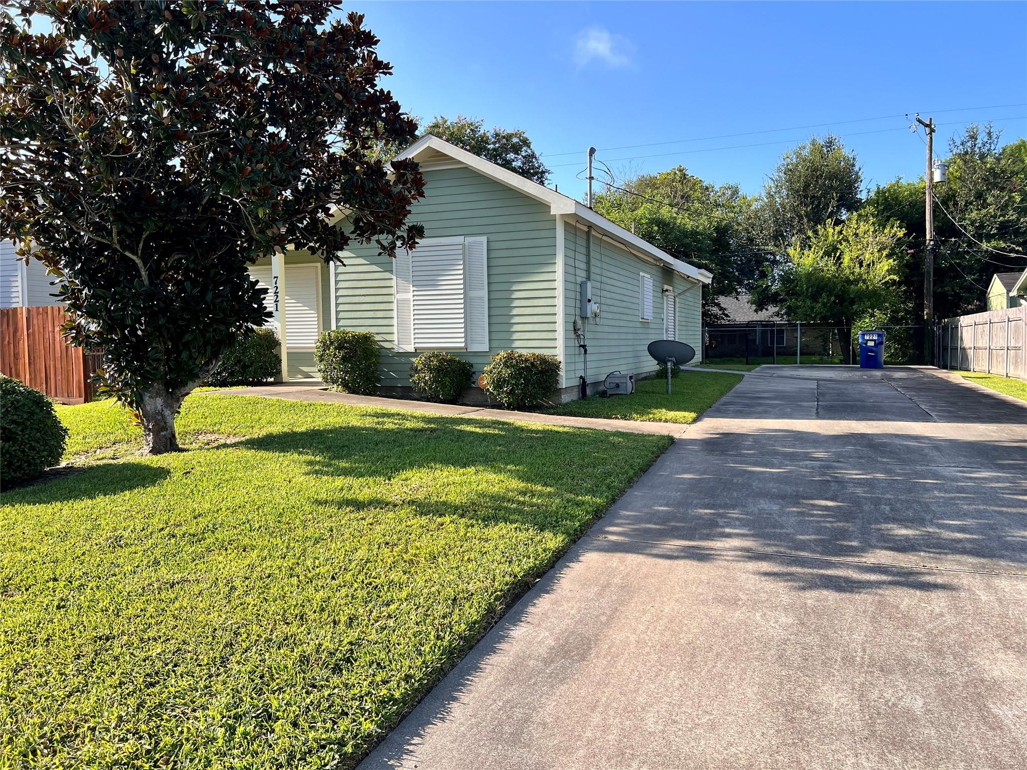 Image 2: Front Yard/Driveway